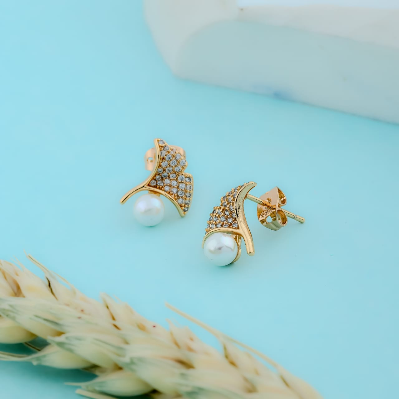 Glam Lady Shell And Pearl stud Earring - Siyerajewels.com